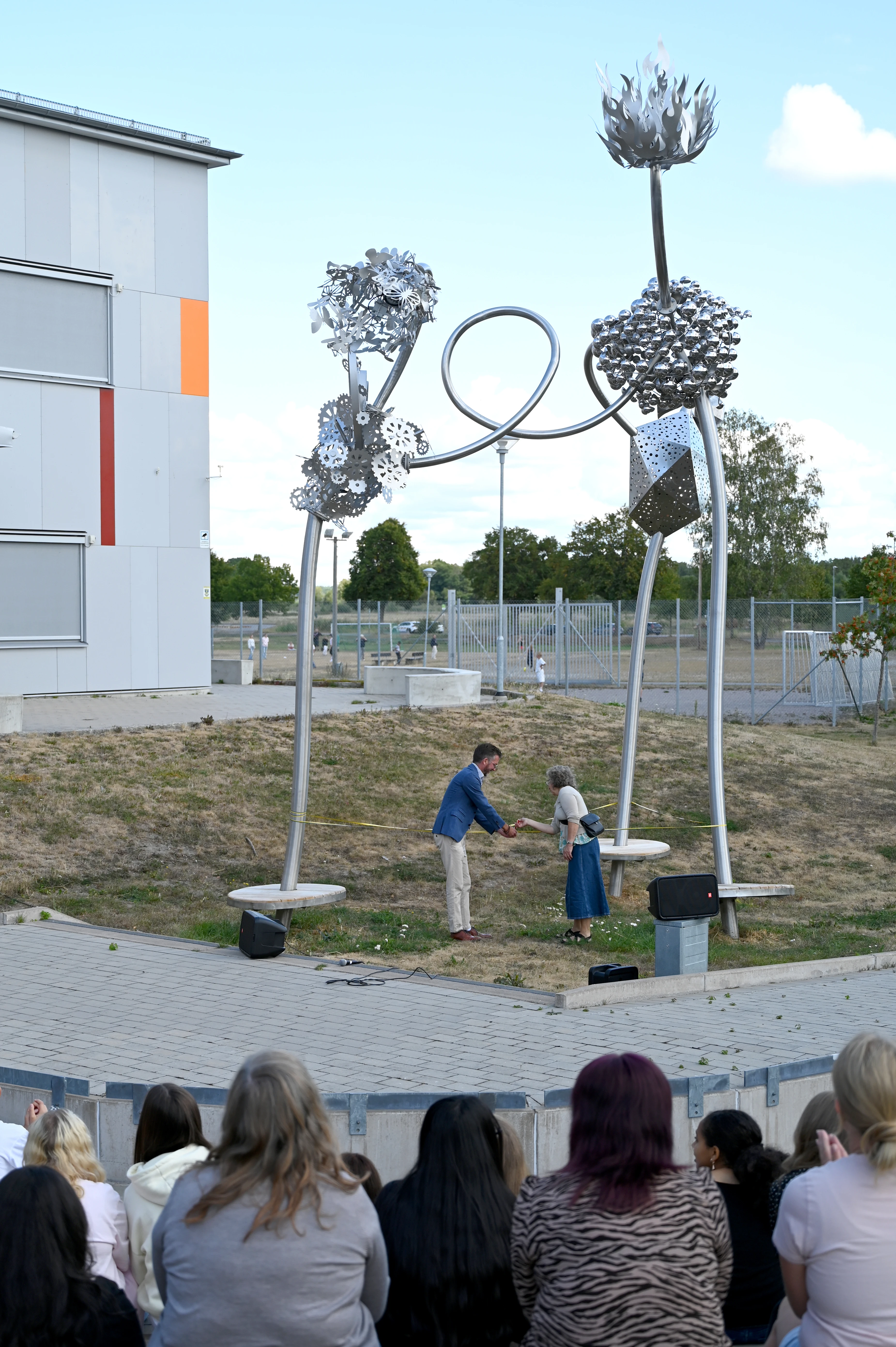 Bandklippning vid invigningen av konstverket Äventyrens element på Slottsskolan.