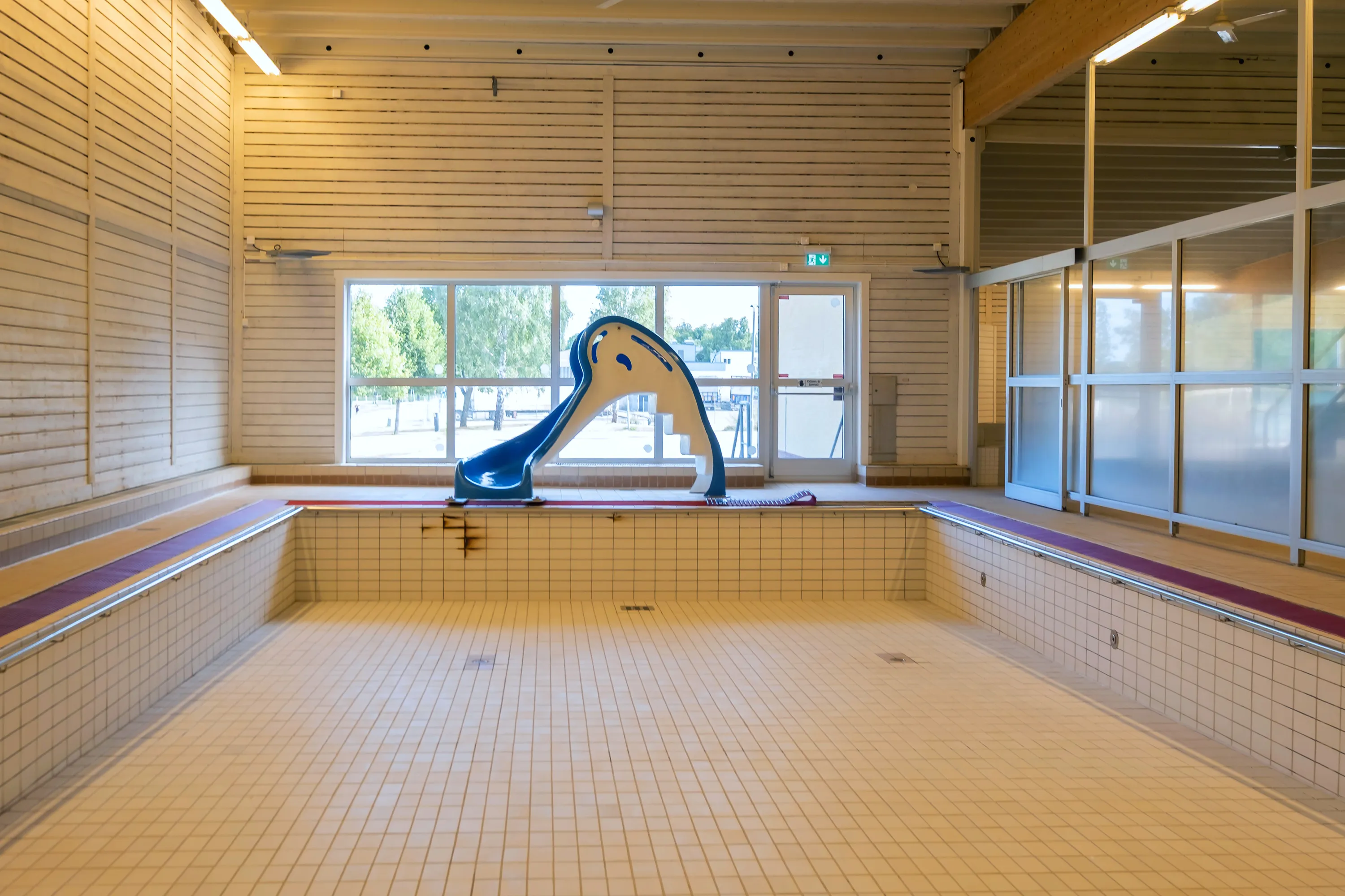 Tom bassäng i Vingåkers badhus inför den kommande renoveringen.